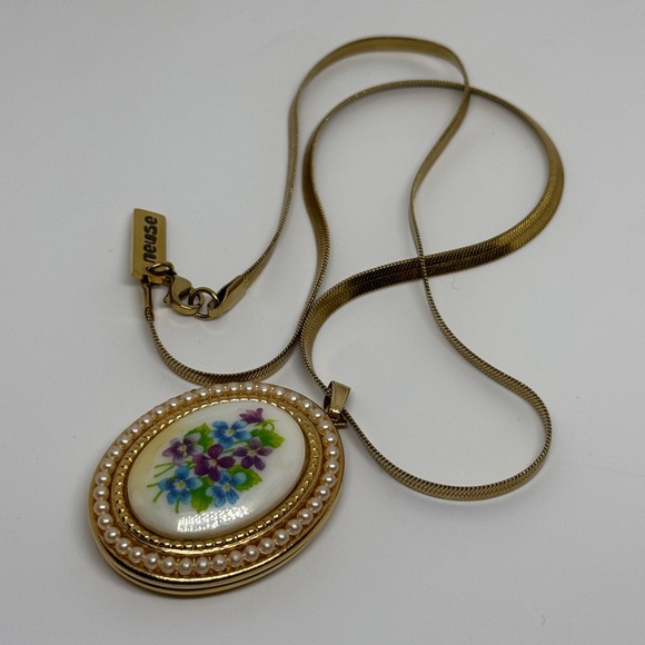 Vintage Avon Locket Necklace - Picture 1 of 2